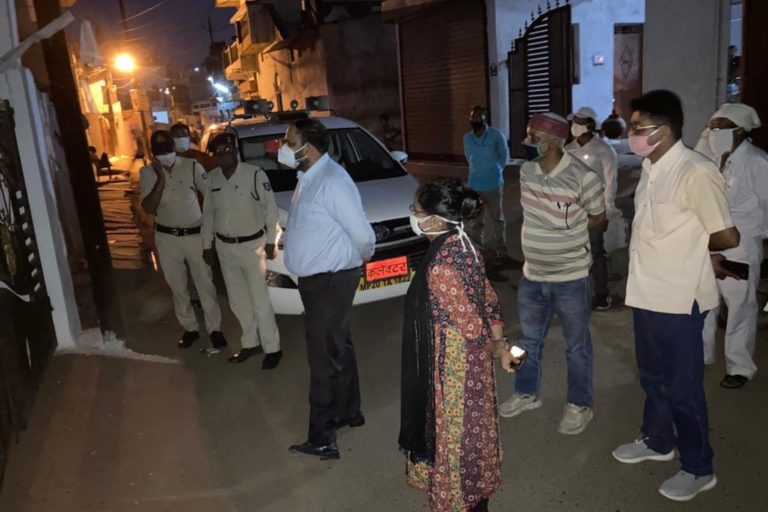 कोरोना संक्रमित परिवार के सदस्यों से मिले कलेक्टर, परेशानियों से बचाने का दिया भरोसा