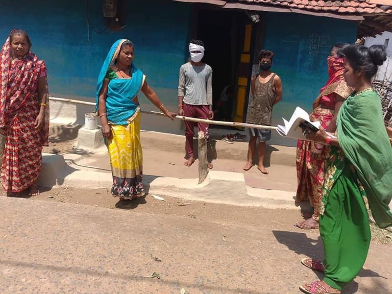 कन्हान में कोरोना वालेंटियर्स कोविड-19 वैक्सीन के टीके लगवाने के लिये ग्रामीणों को कर रहे हैं प्रेरित