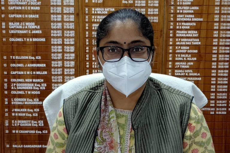 ग्रामीण क्षेत्रों में भी कोरोना कर्फ्यू का सख्ती से कराएं पालन, मरीज़ों को मिले सुविधायें और नागरिकों को आपूर्ति – कलेक्टर