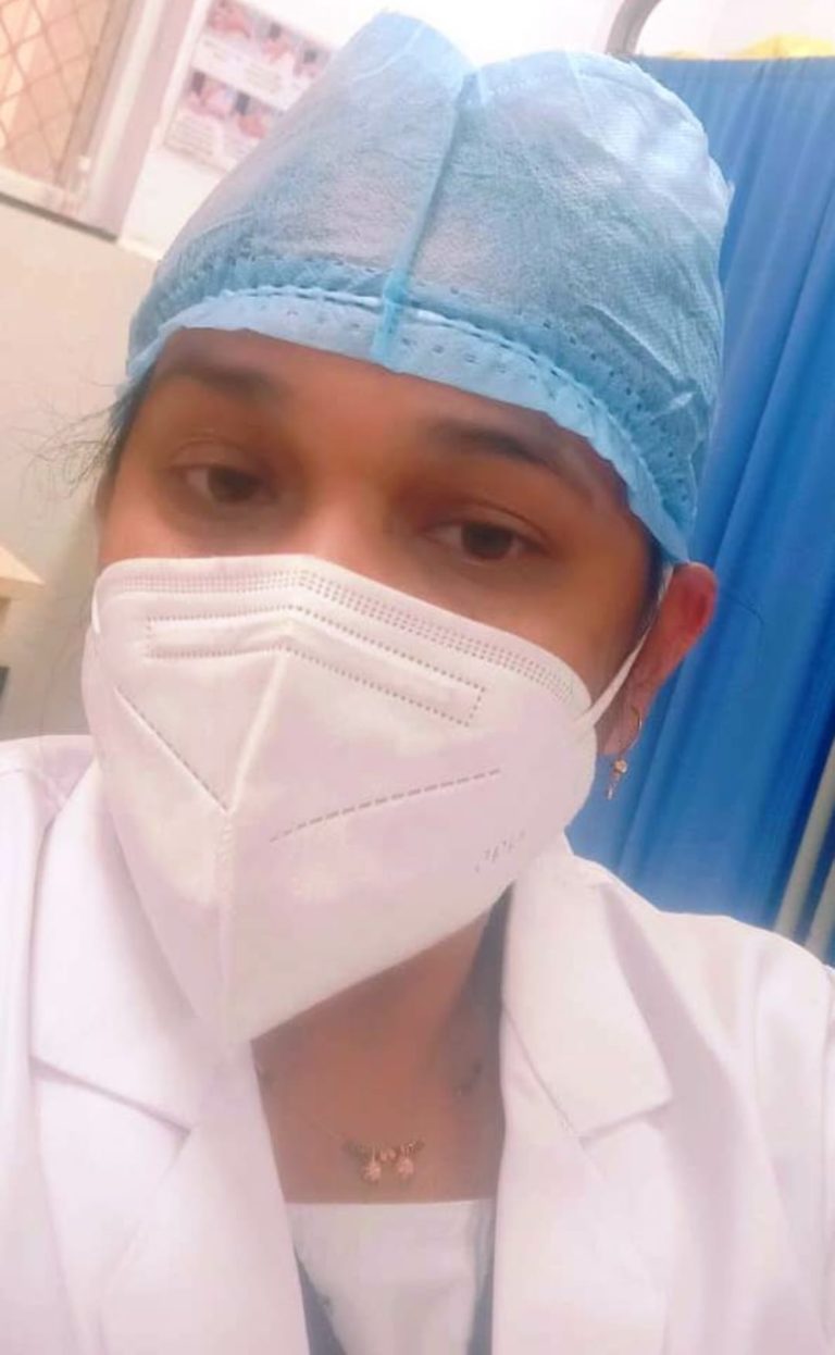 कोरोना योध्दा की भूमिका में स्टाफ नर्स विनीता एफ्रॉईम कोविड-19 के एच.डी.यू. वार्ड में पॉजिटिव मरीजों के बीच रहकर लगातार दे रही हैं अपनी स्वास्थ्य सेवायें