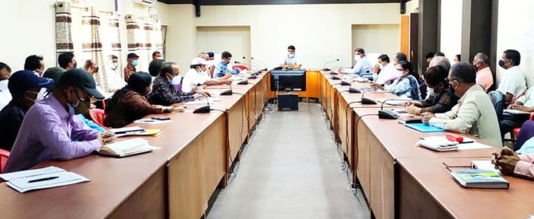 NEWS UPDATE | डिंडौरी कलेक्टर रत्नाकर झा ने जिले के आहरण-संवितरण अधिकारियों की ली बैठक, कहा : कोरोना का टीका नहीं लगवाया तो नहीं मिलेगी सैलरी