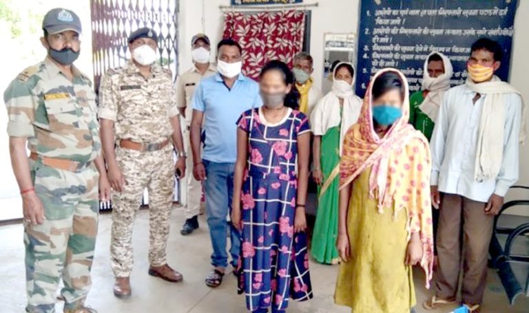 POLICE FOR PUBLIC | डिंडौरी जिले की अमरपुर पुलिस ने करीब दो महीने से लापता दो नाबालिग लड़कियों को सुरक्षित परिजनों के हवाले किया