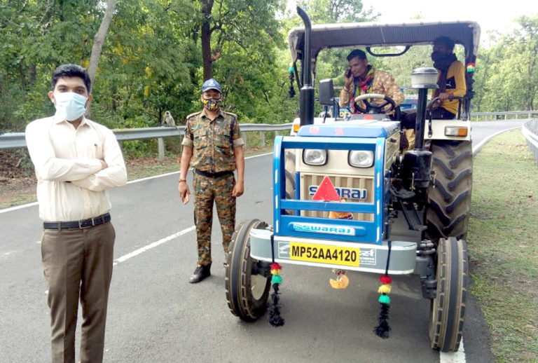 NEWS UPDATE | डिंडौरी SDM महेश मंडलोई ने किकरझर घाट पर पकड़ा गिट्‌टी से भरा ट्रैक्टर, जब्त कर समनापुर थाने को सौंपा; अवैध रूप से हो रहा था परिवहन