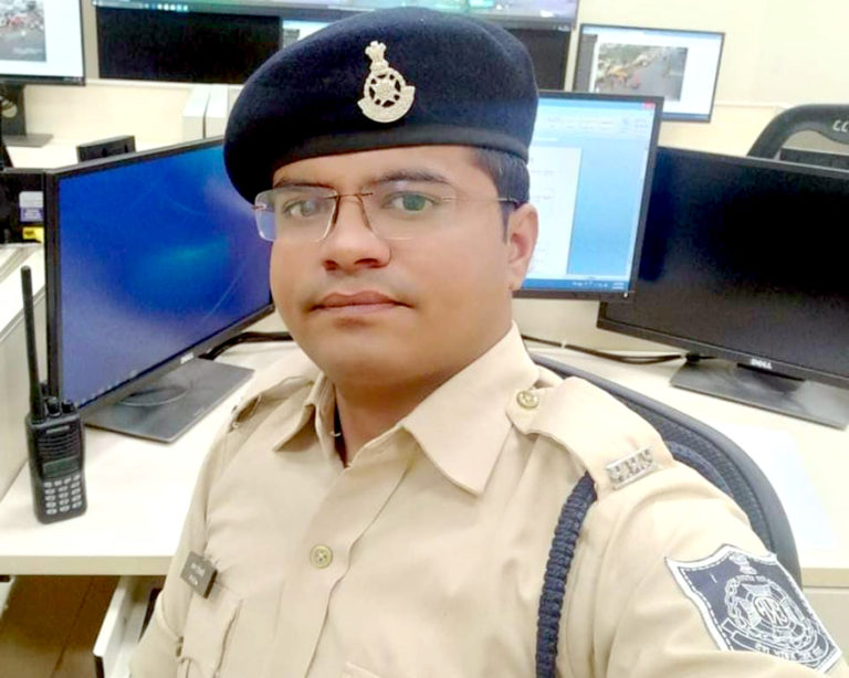 NEGATIVE NEWS | मंगलवार रात 12 बजे ड्यूटी पूरी कर डिंडौरी पुलिस लाइन स्थित घर पहुंचे कॉन्स्टेबल अमन तिवारी की बुधवार सुबह फंदे पर झूलती मिली लाश