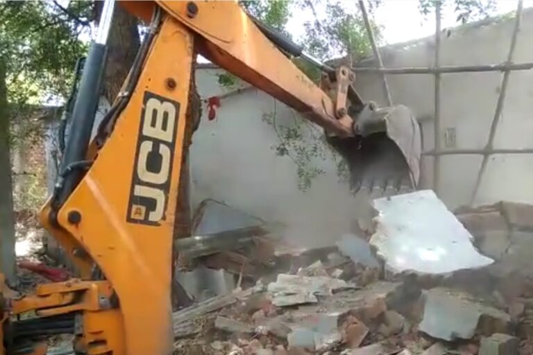 मोहनिया में आपराधिक तत्व के अवैध कब्ज़े से मुक्त कराई 30 लाख रुपये की शासकीय भूमि