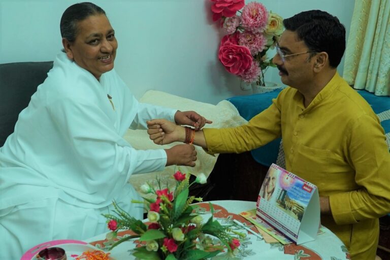 बहनों के आमंत्रण पर सी. ए. राजेश जैन ने प्रजापति ब्रम्हा कुमारी ईश्वरीय विश्व विद्यालय में बँधवायी राखी